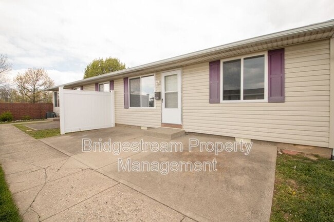 Building Photo - 834 Randler Ave