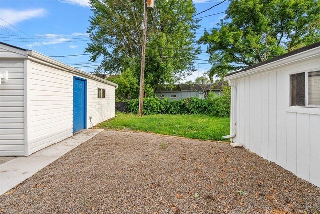 Building Photo - 39 W Elza Ave