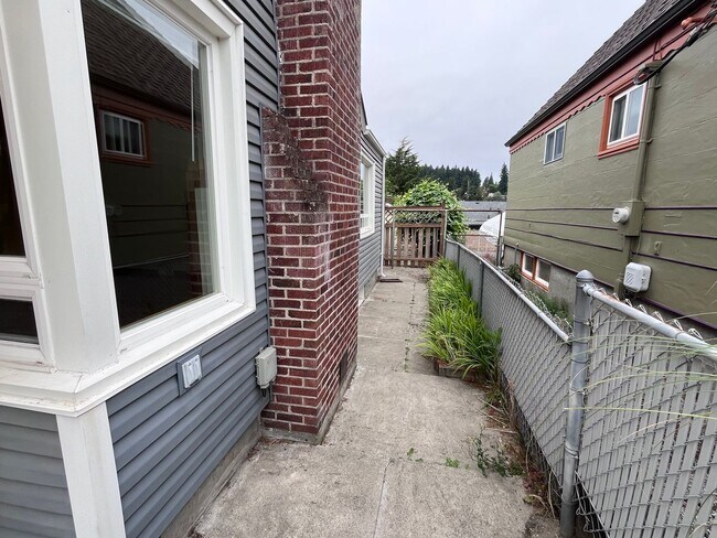 Building Photo - Charming Bremerton Home with Fenced Yard