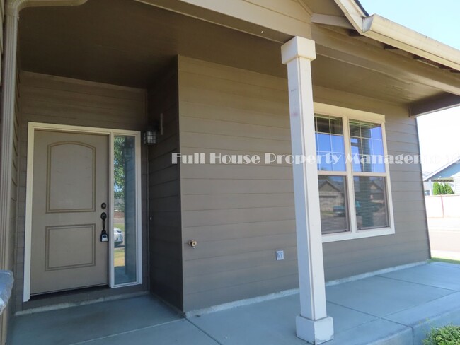 Building Photo - Custom 3 Bed, 2 Bath Home in Junction City...