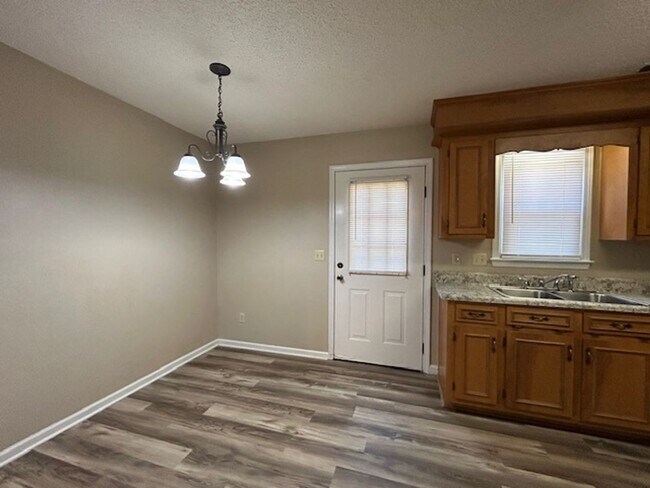 Building Photo - Mallwood- 2 Bedroom, 1.5 Bath Townhouse-$2...
