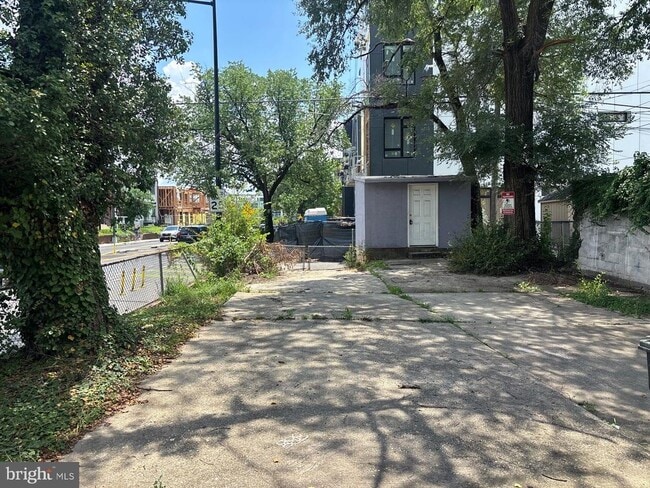 Building Photo - 1729 L St NE