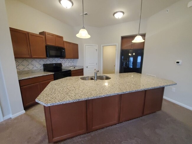 Building Photo - Beautiful 2 bedroom condo near Austin Land...