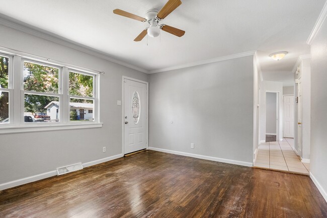 Building Photo - Section 8 Friendly | 3 bed 1 Bath on the W...