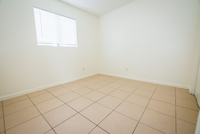 Building Photo - 3 Bedroom, 2 Bath Home, 1 Car Garage, Large Fenced Yard!