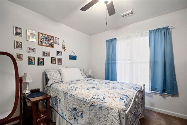 Building Photo - 69 New Brunswick Ct NE