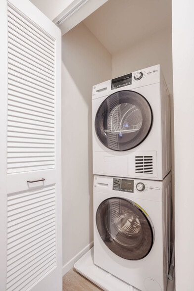 Building Photo - 1 W 4th St