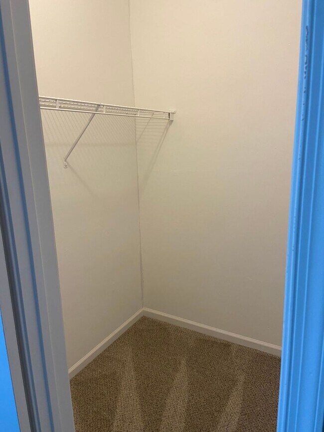 Building Photo - Spacious Townhouse with Fenced Backyard