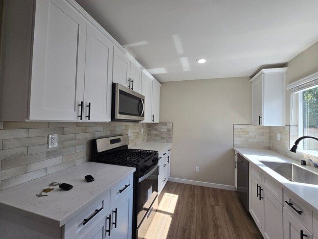 Building Photo - Newly Renovated 2023!! 4BD/2BA