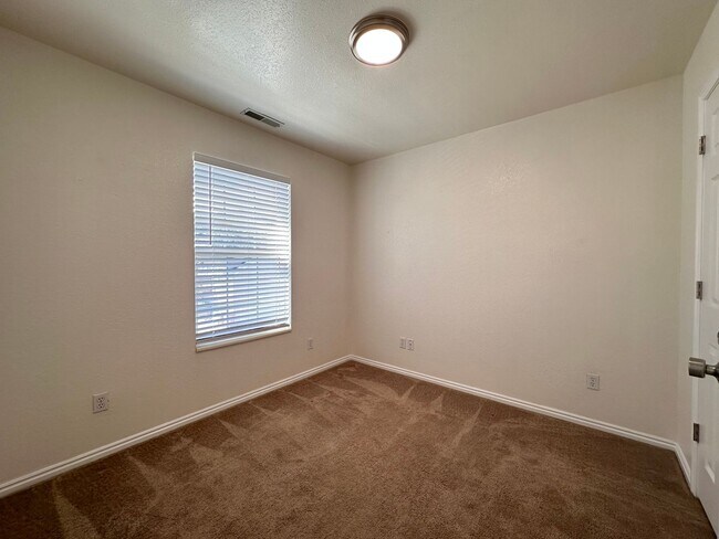 Building Photo - Amazing Townhome with Spectacular Views fo...