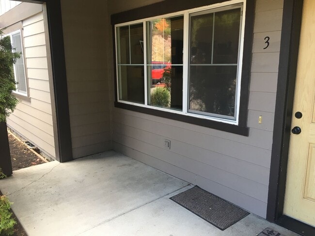 Building Photo - NW 3x2 townhome with primary bedroom on the main level