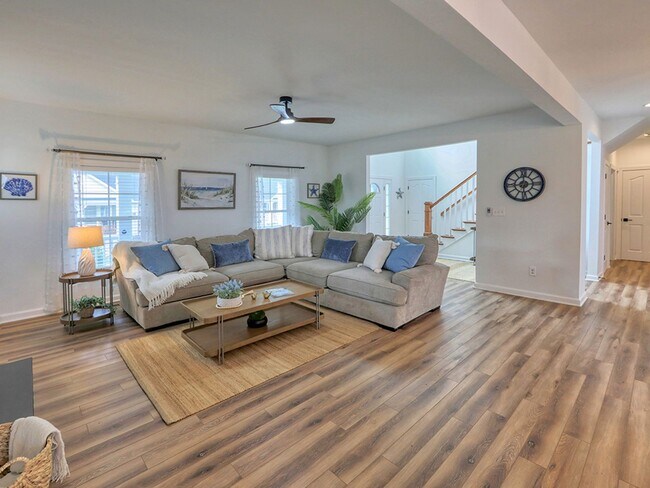 Building Photo - Spacious 3BR / 3.5BA Single family home • 2,500 Sq Ft • Baywood