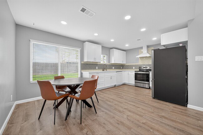 Building Photo - 10106 Shadow Pine Dr