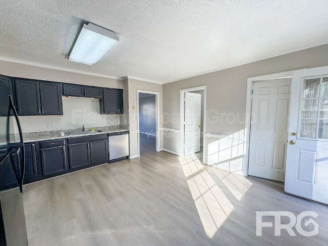 Building Photo - 2700 Thackery Rd