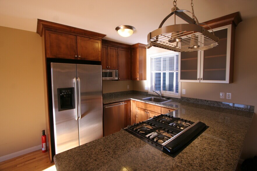 Kitchen w/stainless appliances - 1018 Taylor Ave N