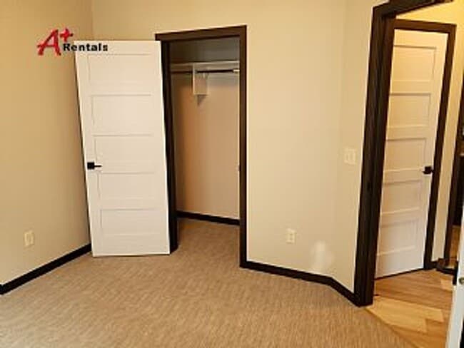 Building Photo - Three bedroom two bathroom Twin home w/ triple garage