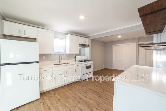 Building Photo - 2731 Menchaca St