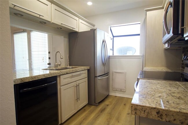 Building Photo - 3840 Far W Blvd