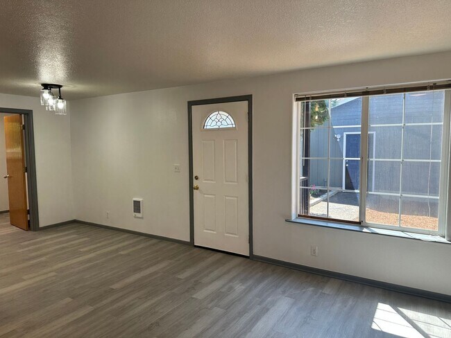 Building Photo - Beautifully updated 3 bedroom, 1 bath hous...