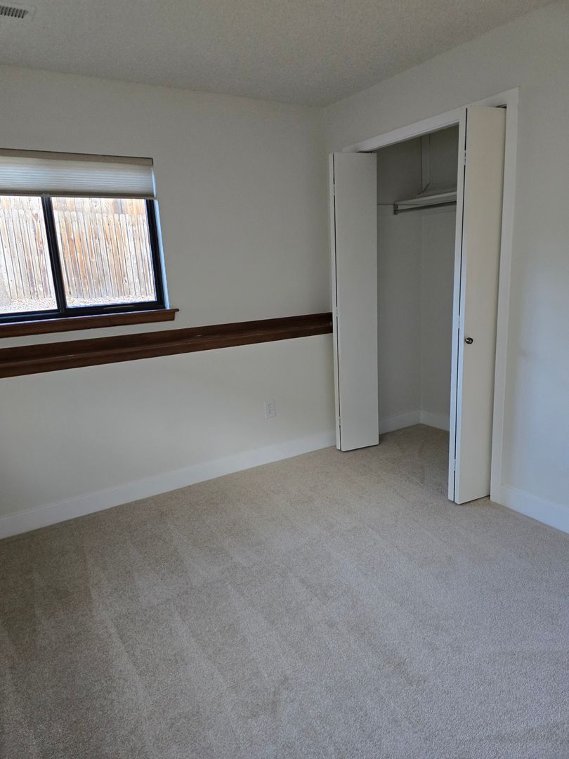 Building Photo - 443 Lincoln Cir