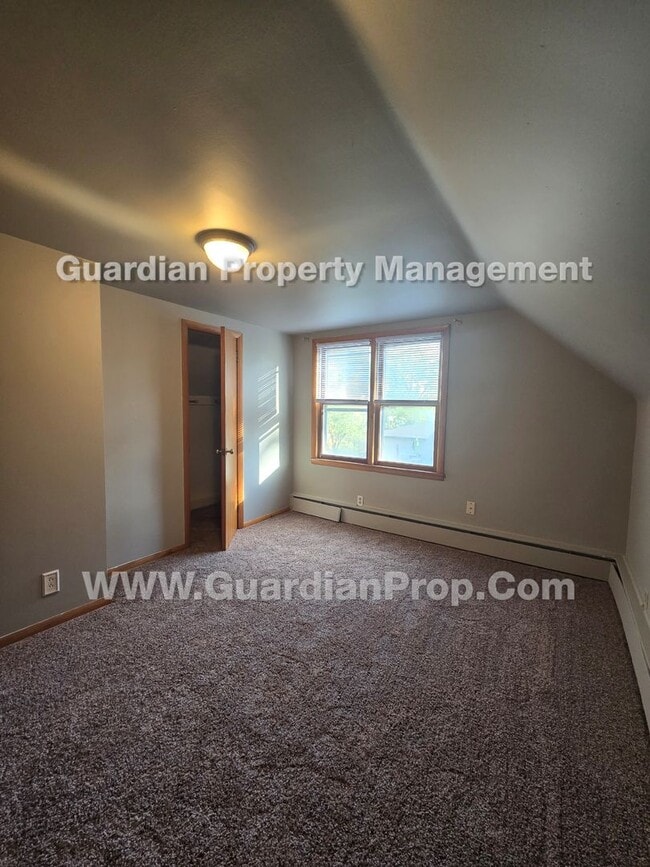 Building Photo - Move-in special and available Now! Bloomington Single Family Home, 2 Car Garage, new kitchen appl...