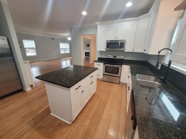 Building Photo - Stunning 4 Bedroom, 2.5 Bath Home Just 3 Blocks to Chesapeake Bay