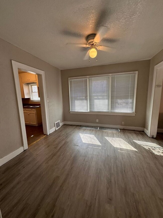 Building Photo - 2 Bedroom 1 Bath