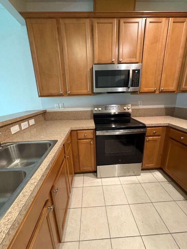 Building Photo - Cambridge at Oakleaf Townhome (3 bedrooms/2.5 baths)