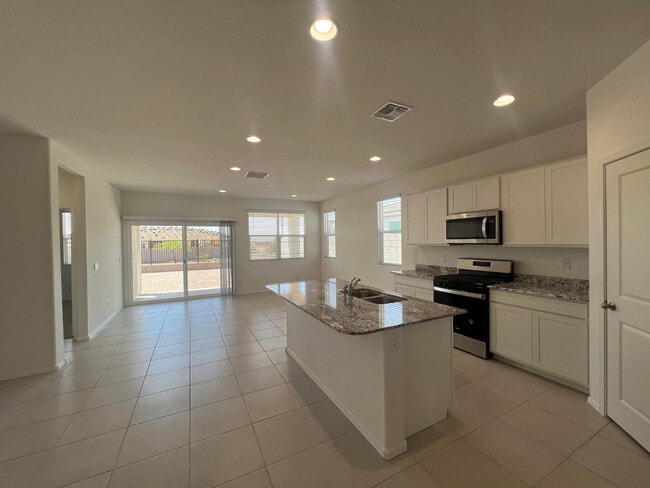 Building Photo - 15645 W Desert Hollow Dr