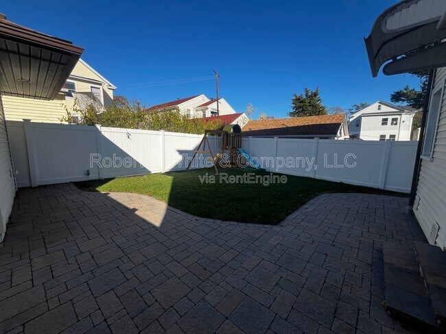 Building Photo - 19 Pulaski St