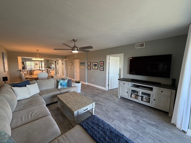 Building Photo - 428 Bouchelle Dr