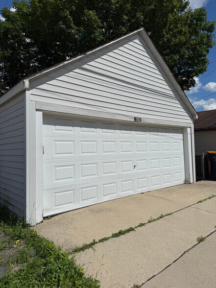 Building Photo - 1703 S 70th St