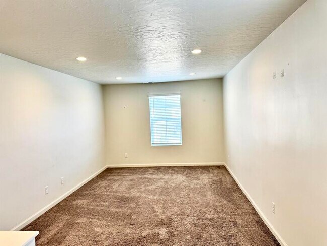 Building Photo - 283 N 1580 W