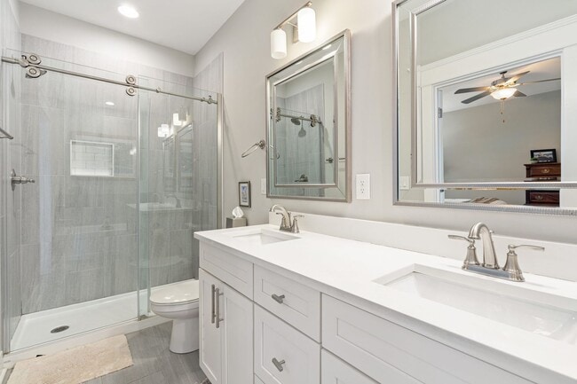 Building Photo - Gorgeous, luxury townhome in convenient West Nashville