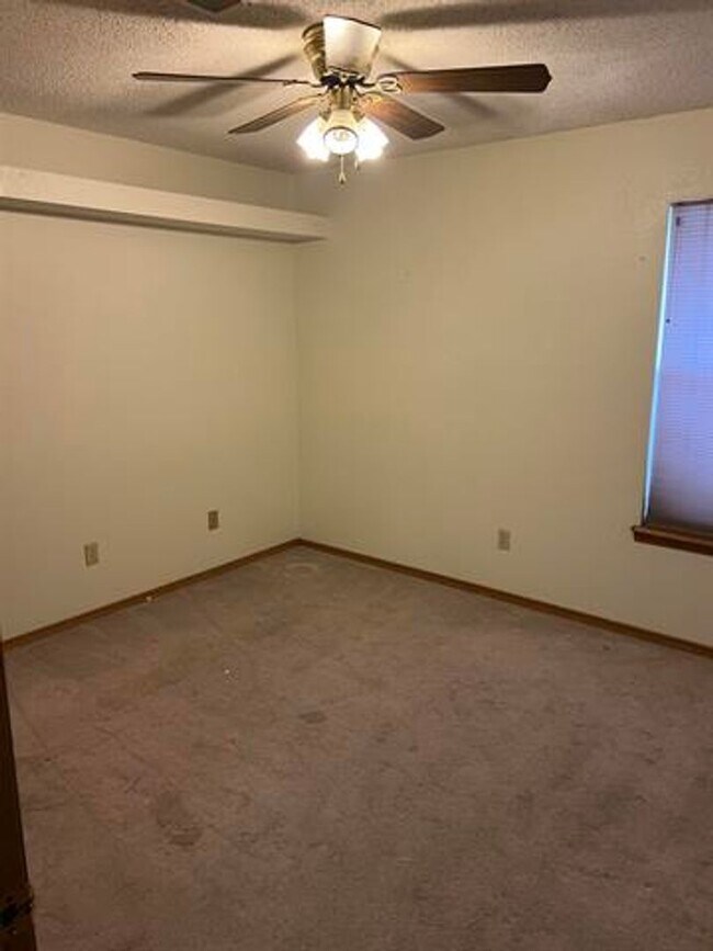 Building Photo - Lovely 3 Bedroom 2 bathroom home with pool