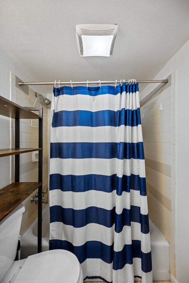 Building Photo - CHARMING 3 BEDROOM 1 BATH NEAR LITTLE CREEK & SHORE DR