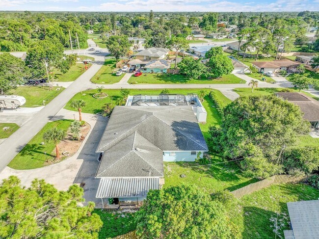 Building Photo - 154 SE Naranja Ave