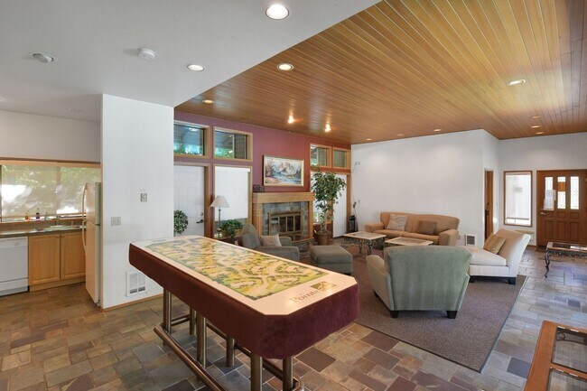 Building Photo - Your Sun-Drenched Redmond Retreat Awaits!