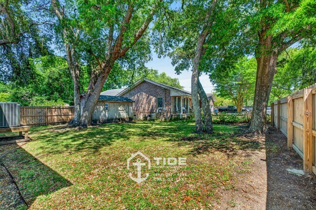 Building Photo - Modern Living in the Heart of West Ashley