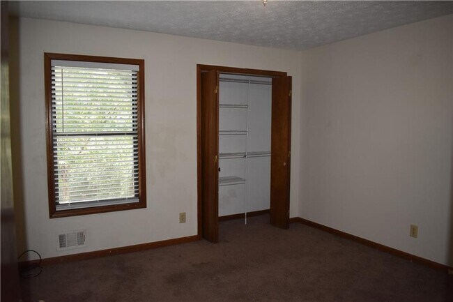Building Photo - 2811 Pine Cone Ln