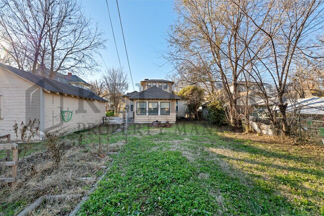 Building Photo - 806 N Faulkner St