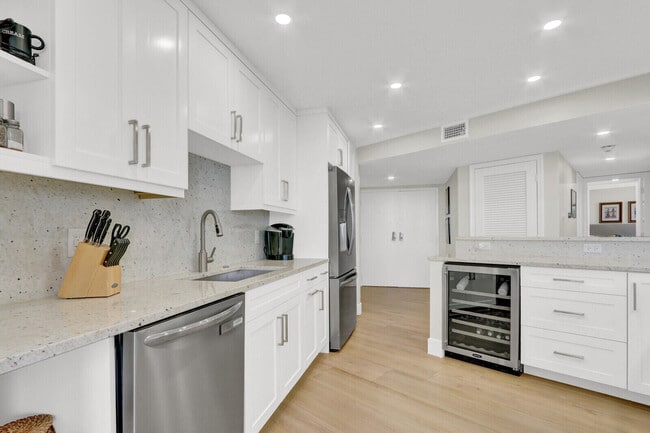 Building Photo - 5420 N Ocean Dr