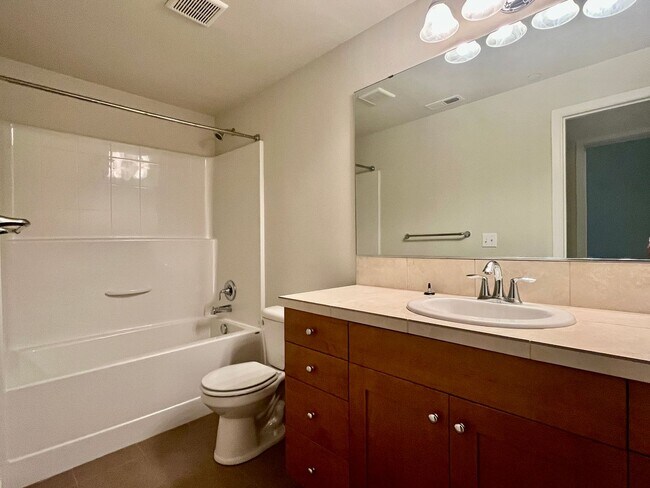 Building Photo - Spacious 5-Bedroom Home for Rent in Kenmore