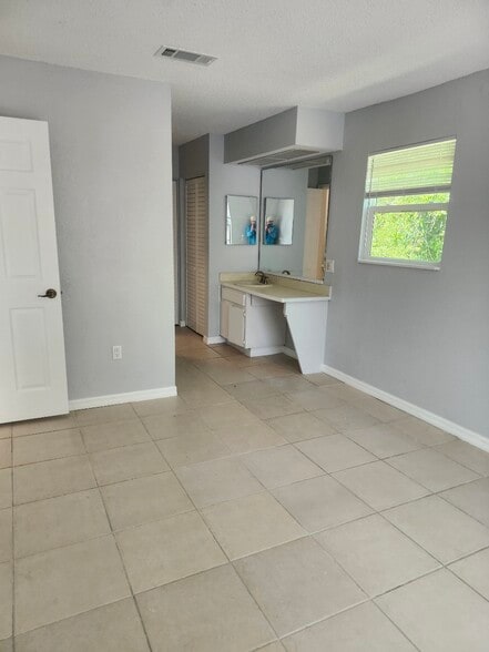 Building Photo - 3624 Meriden Ave