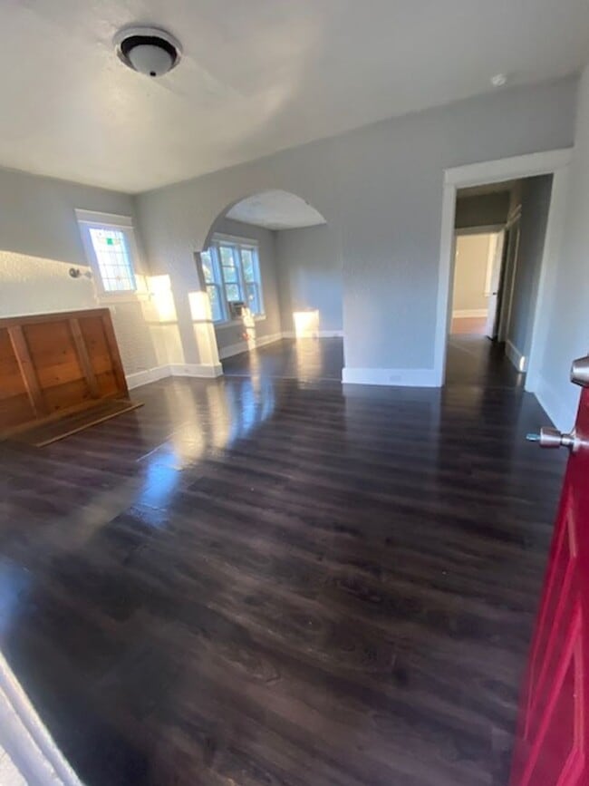 Building Photo - 2 Bed 1 Bath Home | Pet Friendly | Washer Dryer Hook Ups | Section 8 Welcome