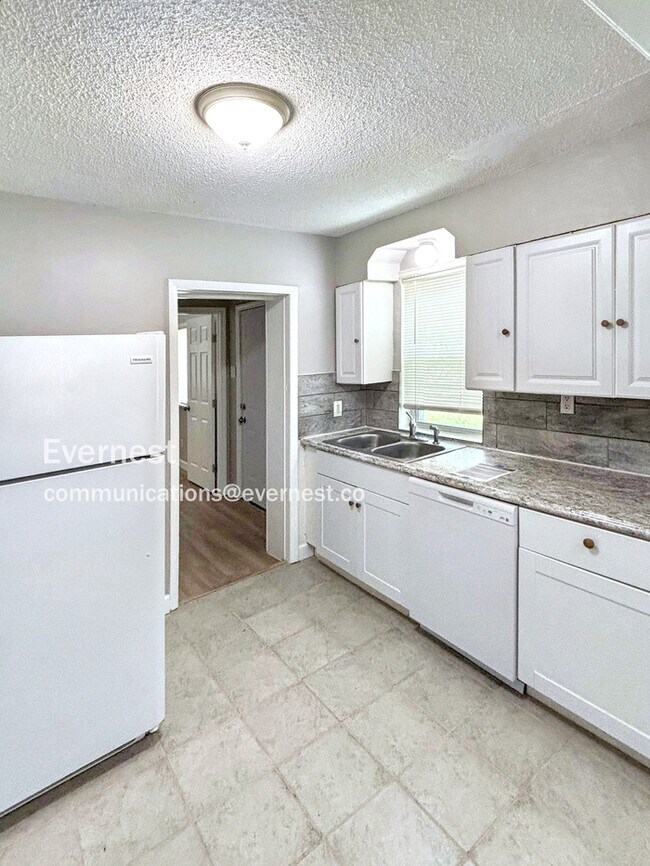 Building Photo - Updated 3 Bedroom Home in St Louis / Pet F...