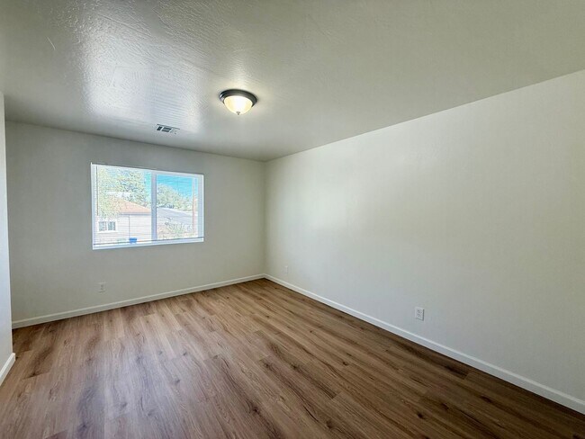 Building Photo - 564 Lincoln Ave