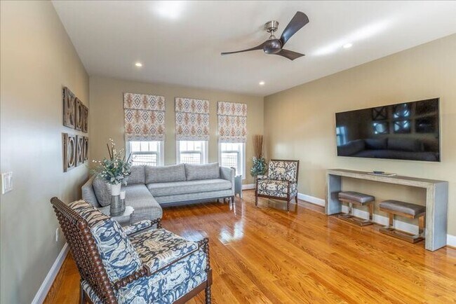 Building Photo - 1305 River View Ln