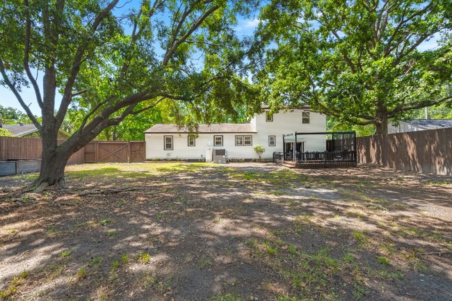 Building Photo - 2720 N Oakridge Cir