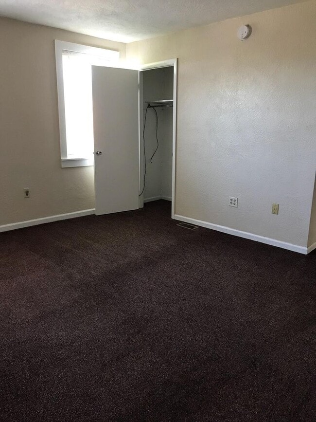 Building Photo - South Side Flats 3 Bedroom House